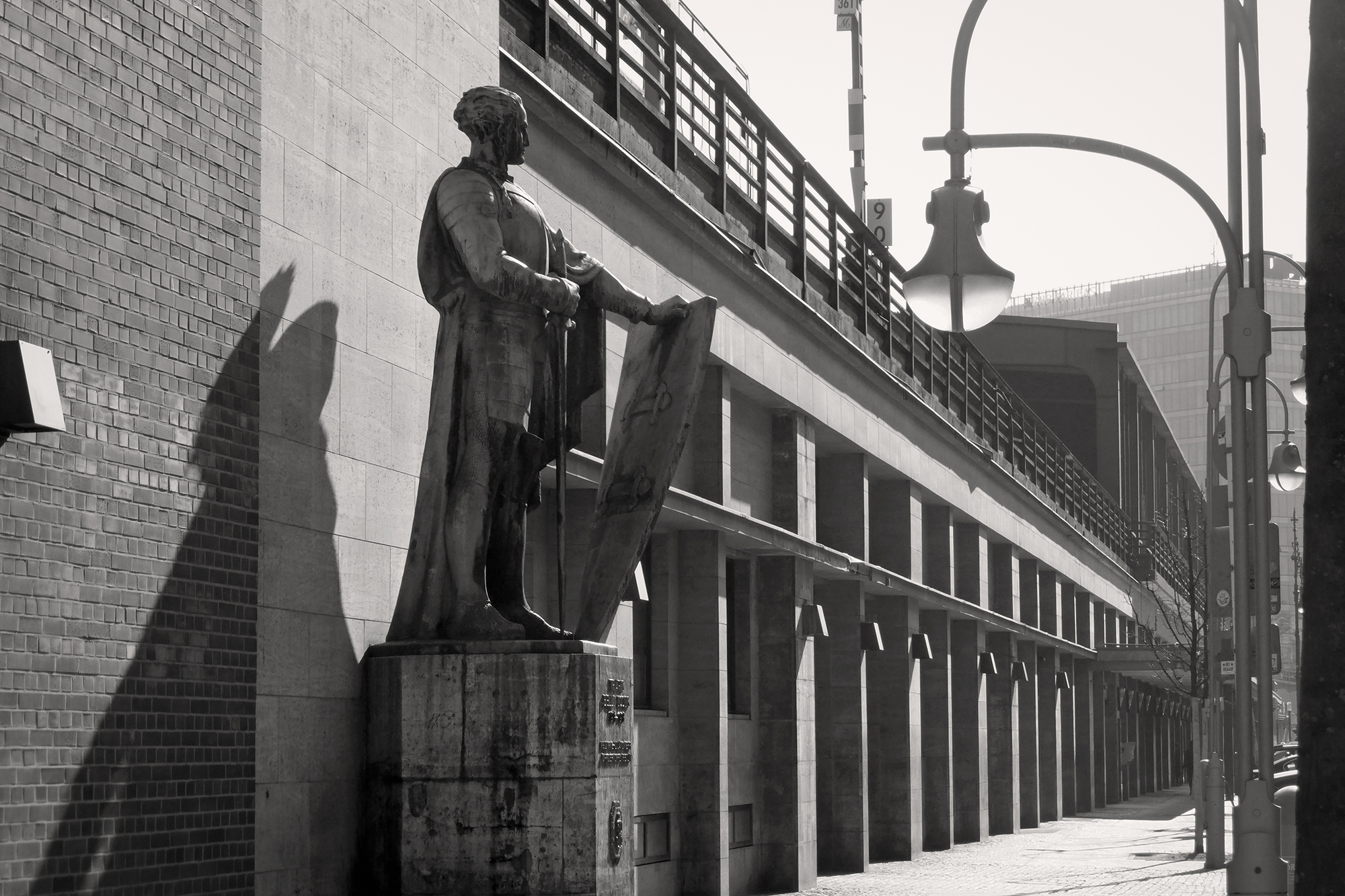 Christoph Radke, Berlin, Kriegerdenkmal an der Jebensstraße am Bahnhof Zoologischer Garten, 2015